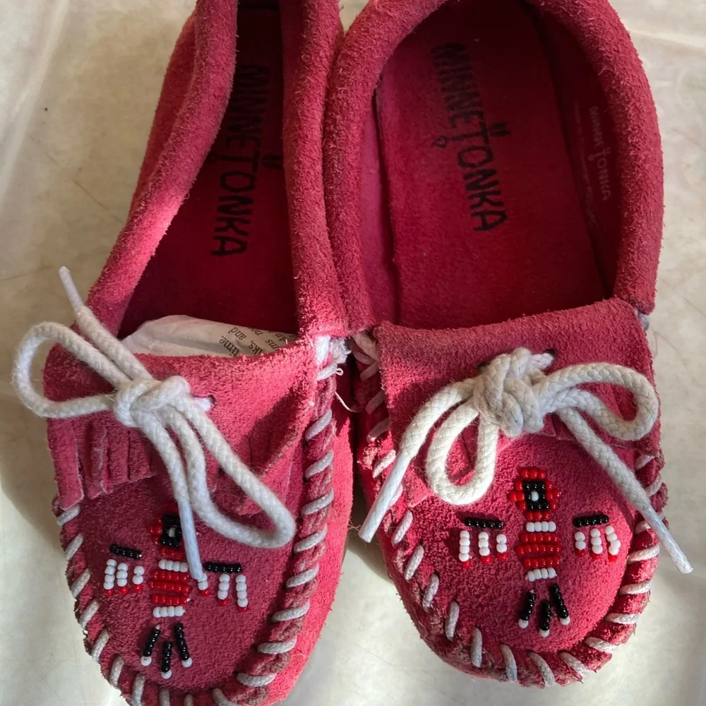 Minnetonka Animikii Thunderbird Hard Sole Pink Moccasins
